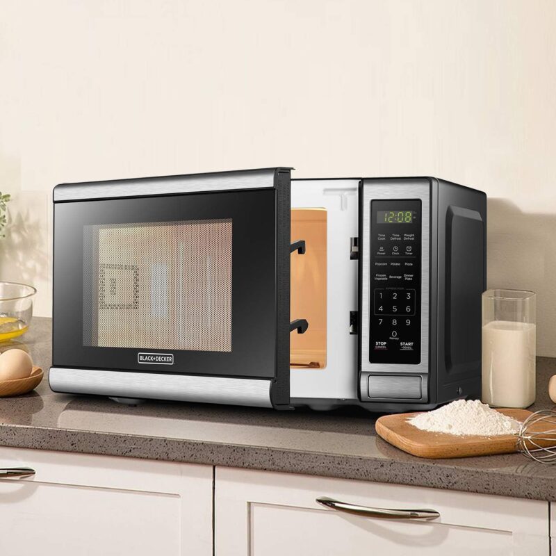 Compact Power: BLACK+DECKER EM720CB7 Microwave Oven Review